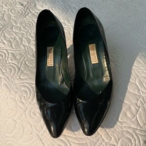 Gucci. Black patent leather pumps.